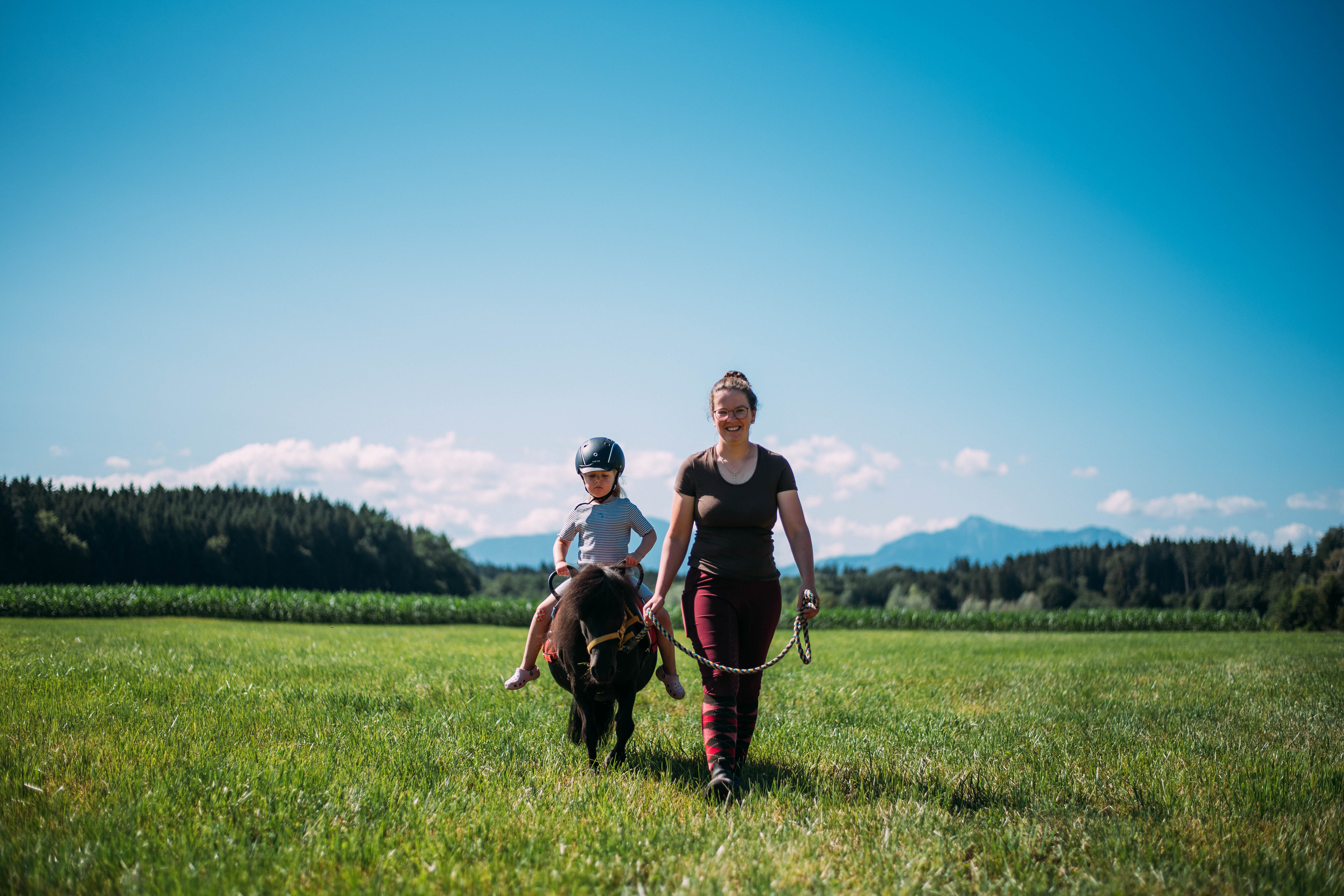 Ponyreiten auf dem Bauernhof in Bayern im Chiemgau